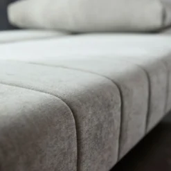 Innovation Living Akello-divaanivuodesohva käsinojilla